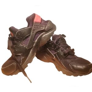 Nike Air Huarache Run. Black & Red. Youth 4.5